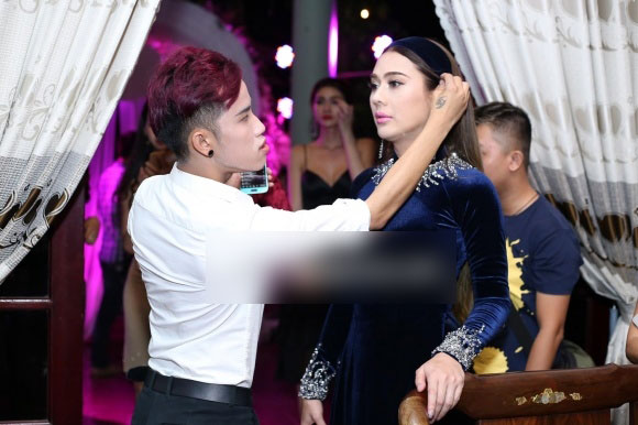 Lâm Khánh Chi diện áo dài nhung xanh dịu dàng, tất bật chuẩn bị cho hôn lễ ngày mai Lâm Khánh Chi diện áo dài nhung xanh dịu dàng, tất bật chuẩn bị cho hôn lễ ngày mai